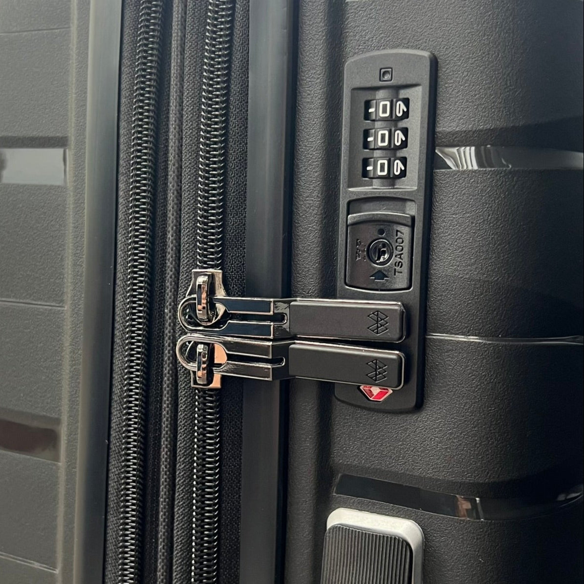 Valiba PP Luggage - 24" - Black